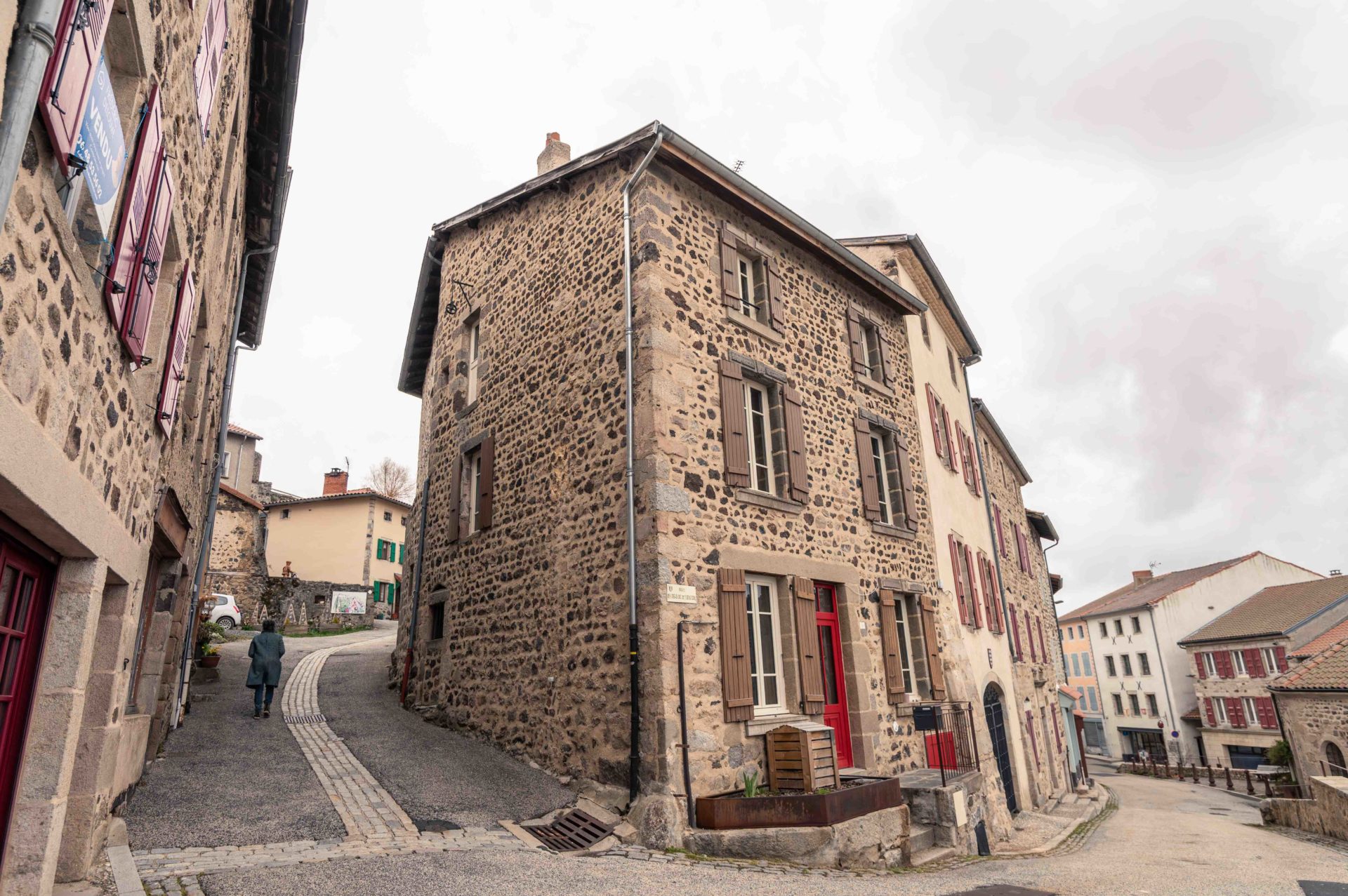 Vue extérieure de la maison SCH, rénovation écologique en bois et matériaux locaux