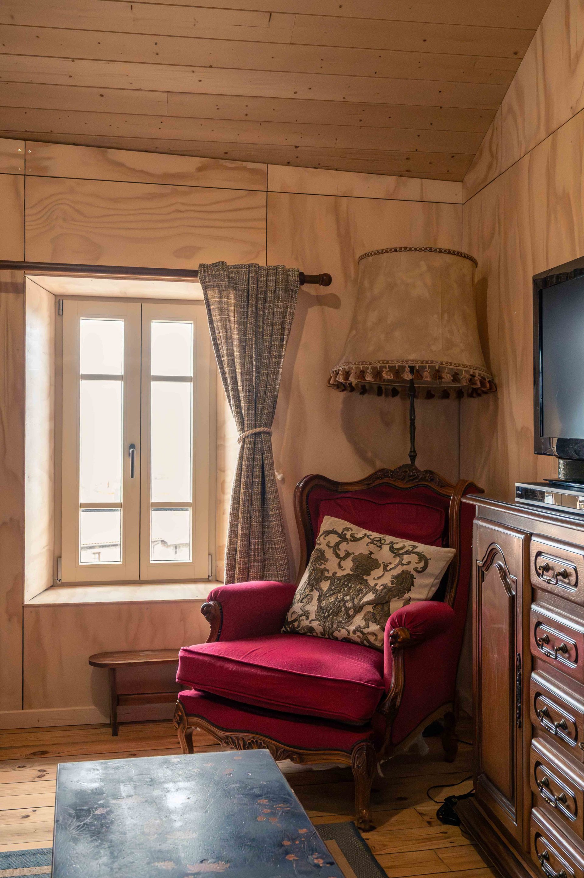Ambiance cozy dans la maison SCH, rénovation écologique en bois et matériaux locaux